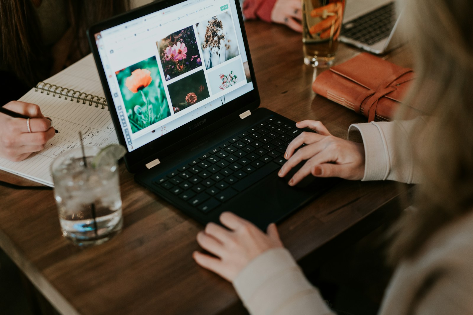 Empreendedora organizando informações do negócio em um notebook