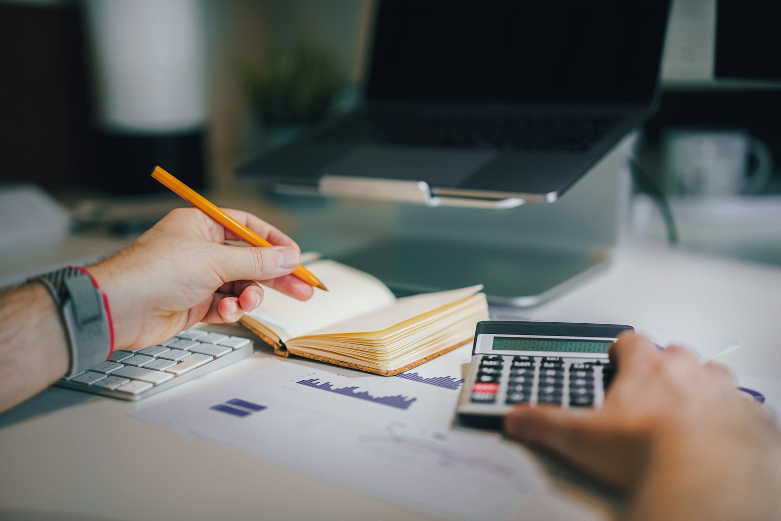 Planejamento financeiro do negócio com calculadora, gráficos e anotações